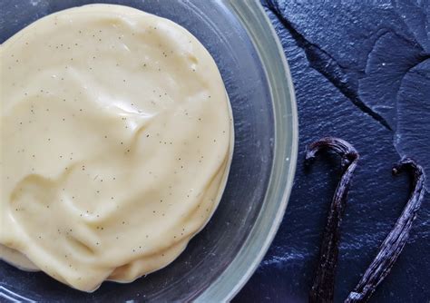 Zutaten für Pudding: Milch, Eier, Vanilleschote, Speisestärke