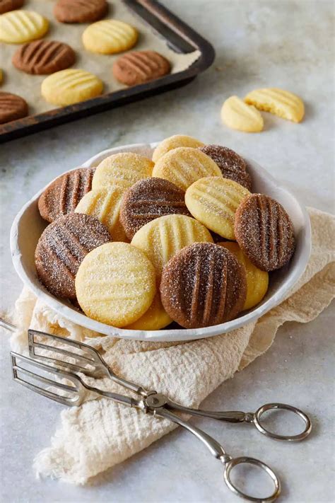 Zutaten für Puddingkekse nebeneinander angerichtet