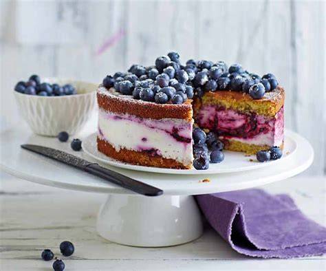 Zutaten für Quark-Sahne-Blaubeer-Torte auf einem Tisch