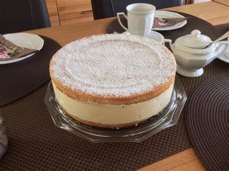 Zutaten für Quark-Sahne-Torte (Quark, Sahne, Kekse, Butter, Beeren, Zitrone, Gelatine)