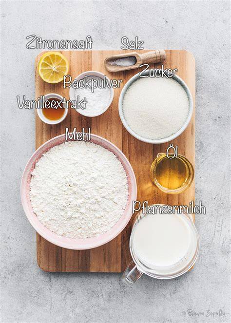 Zutaten für Rührkuchen ohne Ei übersichtlich auf einem Küchenbrett