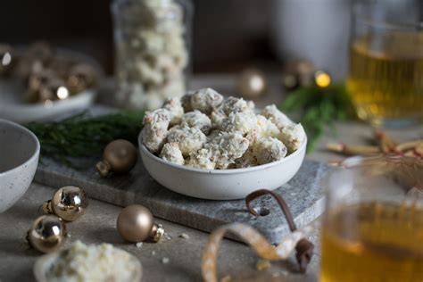 Zutaten für Raffaello-Mandeln: Mandeln, weiße Schokolade, Kokosraspeln und Zucker