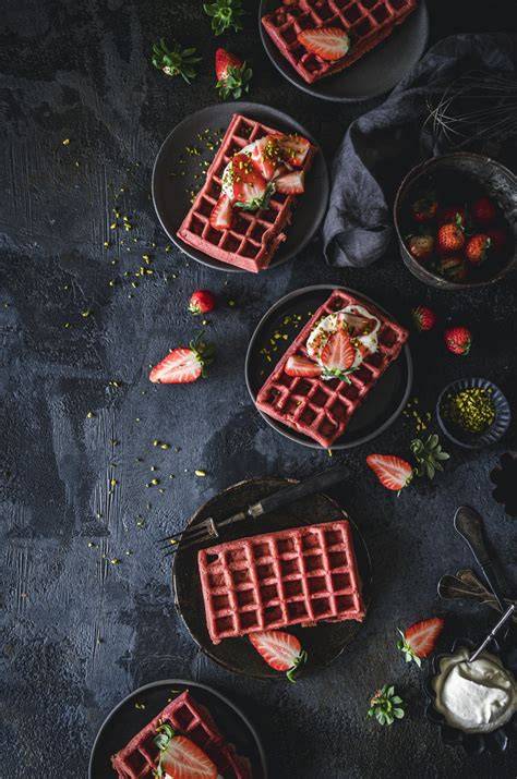 Zutaten für Red Velvet Waffeln (Butter, Eier, Erdbeeren, Kakao, Mehl)