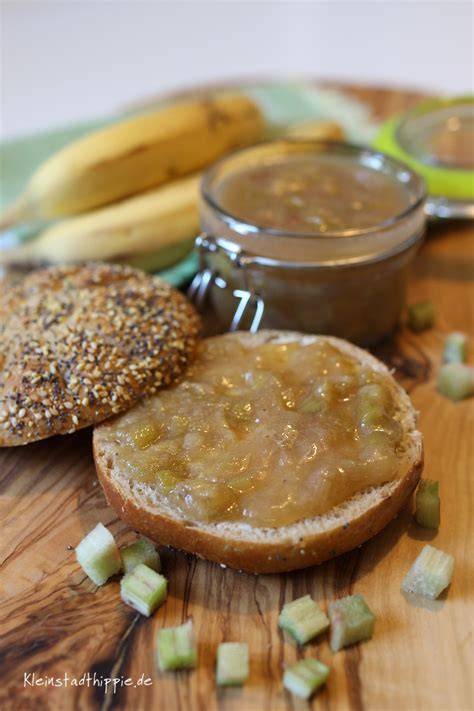 Zutaten für Rhabarber-Bananen-Marmelade neben einem Thermomix