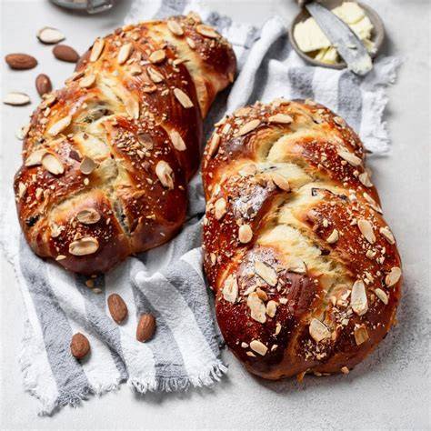 Zutaten für Russenzopf mit Marzipan - Mehl, Milch, Hefe, Marzipan, Nüsse