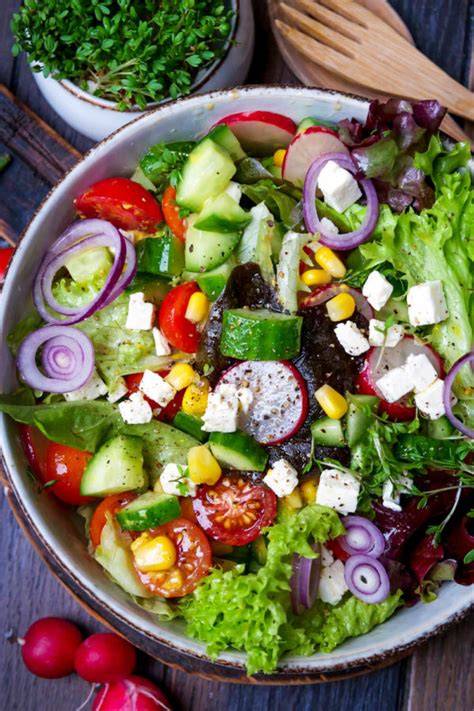 Zutaten für Salat mit Milch und Zucker: Milch, Zucker, Zitrone, Blattsalat, Kräuter