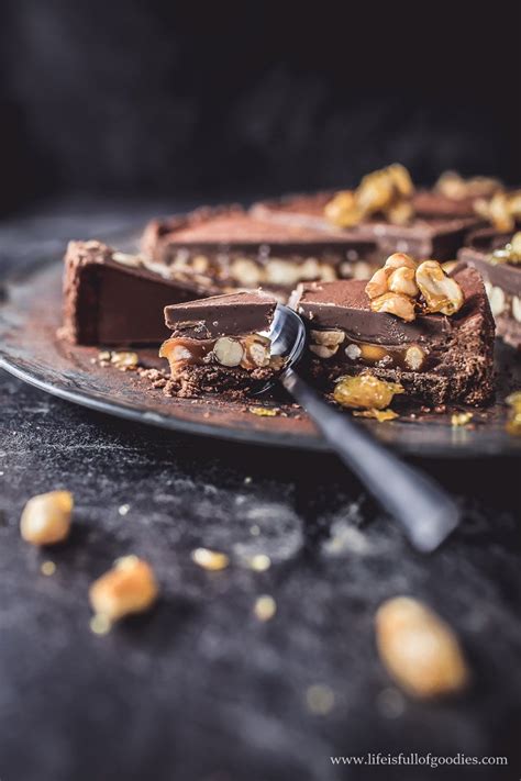 Zutaten für Schoko-Erdnuss-Tiramisu: Schokolade, Erdnüsse, Karamell, Löffelbiskuits