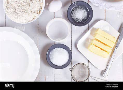 Zutaten für Sirupkuchen: Rübensirup, Mehl, Butter, Zucker und Hefe