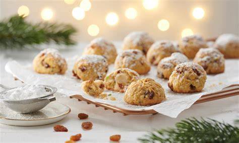 Zutaten für Stollenkonfekt: Marzipan, Quark, Rosinen, Mandeln