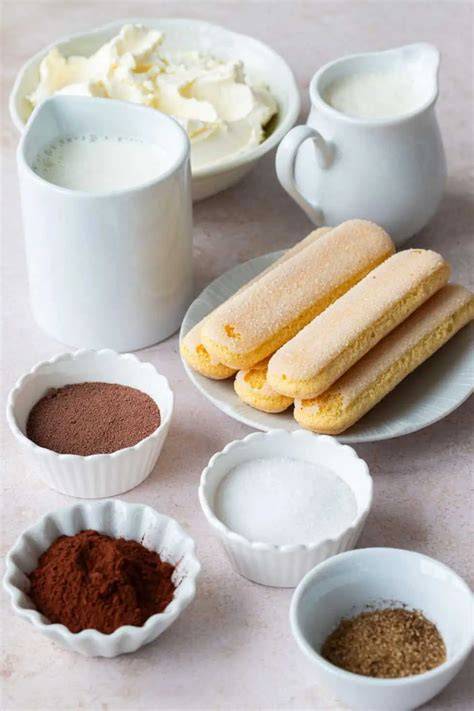 Zutaten für Tiramisu (Puderzucker, Eier, Mascarpone, Kaffee, Löffelbiskuit, Kakao)