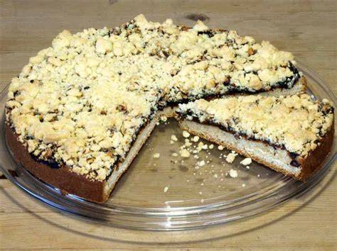 Zutaten für Trockenpflaumen-Kuchen übersichtlich angeordnet auf einer Küchenarbeitsplatte