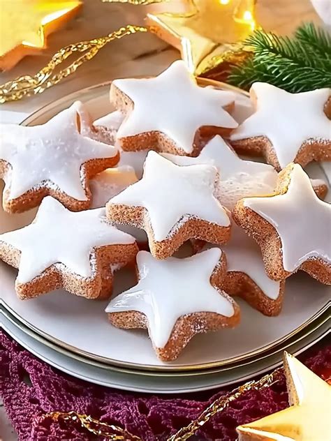 Zutaten für Zimtsterne mit Marzipan auf dem Küchentisch