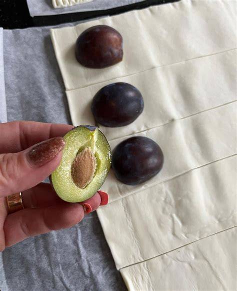 Zutaten für Zwetschgen-Blätterteig mit Marzipan, Zwetschgen, Marzipan, Blätterteig
