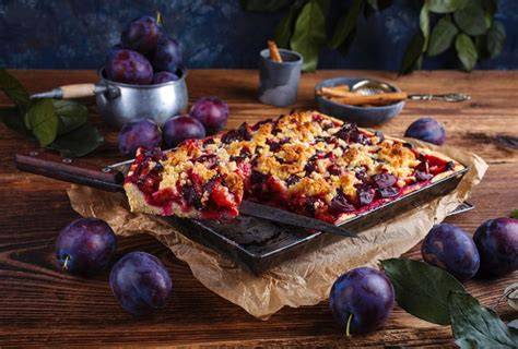 Zutaten für Zwetschgenkuchen angerichtet auf einem Tisch