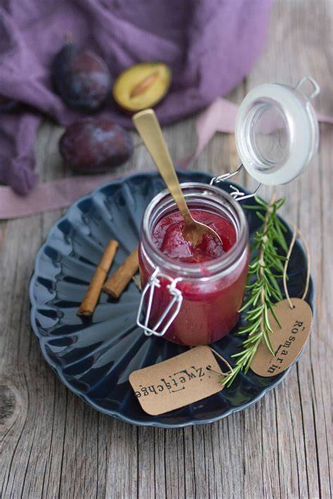 Zutaten für Zwetschgenmarmelade: Zwetschgen, Gelierzucker, Vanillezucker, Zimt, Zitrone