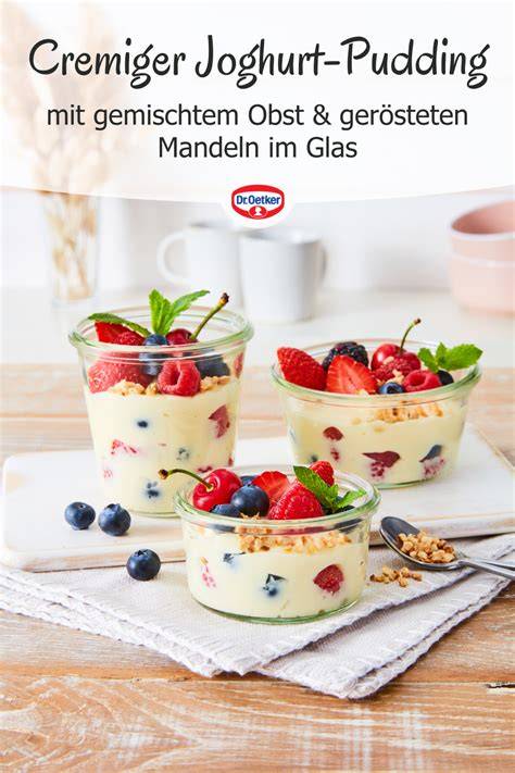 Zutaten für cremiges griechisches Joghurt-Dessert im Glas