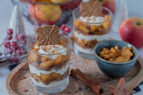 Zutaten für das Dessert: Äpfel, Spekulatius, vegane Sahne, Gewürze