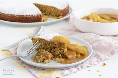 Zutaten für den Apfel Polenta Kuchen: Äpfel, Polenta, Honig, Nüsse, Zitronen und Backzubehör