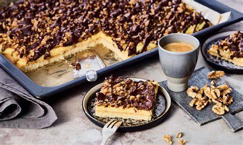 Zutaten für den Fress-mich-dumm-Kuchen übersichtlich angeordnet