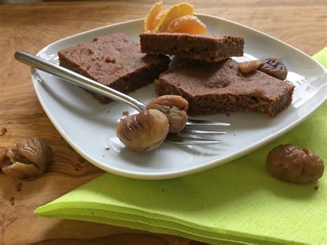 Zutaten für den Maroni Kuchen: Maronenpüree, Eier, Butter, Schokolade, Mandeln