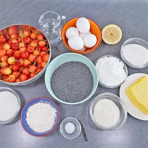 Zutaten für den Mohn Kirsch Schmand Kuchen auf einer Arbeitsfläche
