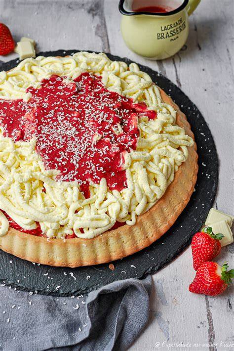 Zutaten für den Spaghetti Eis Kuchen - Keksboden, Creme, Erdbeeren und Schokolade