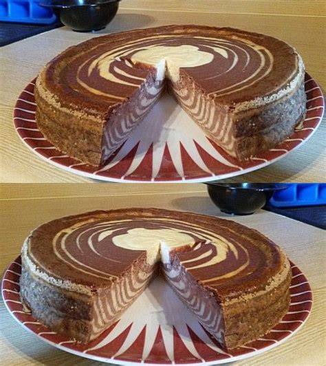 Zutaten für den Zebra-Käsekuchen, aufgereiht auf einem Tisch