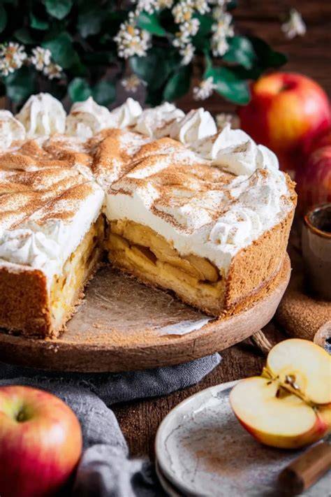 Zutaten für die Apfel-Schmand-Torte auf dem Küchentisch