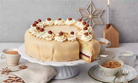 Zutaten für die Marzipan Nuss Torte angerichtet auf einer Arbeitsfläche