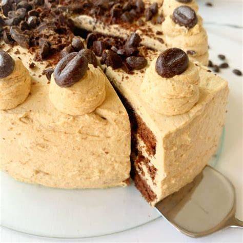 Zutaten für die Mokka-Torte: Biskuit, Sahne, Kaffee und Schokoladen-Deko