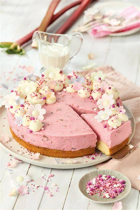 Zutaten für die Rhabarber-Sahne-Torte: Rhabarber, Eier, Mehl, Sahne, Gelatine