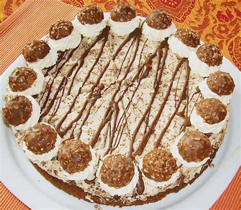 Zutaten für die Rocher Torte: Eier, Quark, Sahne, Rocher