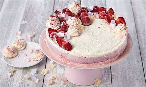 Zutaten für die Vacherin Torte: Erdbeeren, Meringue, Doppelrahm