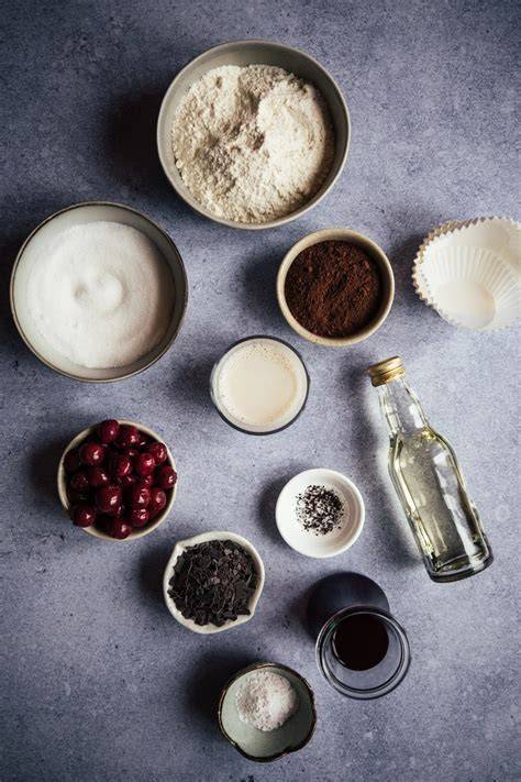 Zutaten für die vegane Schoko-Kirsch-Torte übersichtlich auf einem Tisch