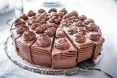 Zutaten für eine Schoko-Sahne-Torte mit Pudding, sortiert auf einem Tisch