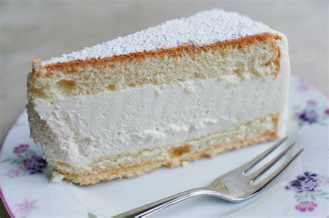 Zutaten für eine klassische Käse-Sahne-Torte (Quark, Sahne, Biskuit, Zitrone, Gelatine, etc.)
