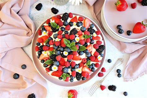 Zutaten für eine vegane Beeren-Torte mit Biskuit-Boden
