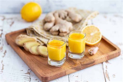 Zutaten für einen Ingwer Shot: Ingwer, Zitrone, Orange, Kurkuma, Apfel