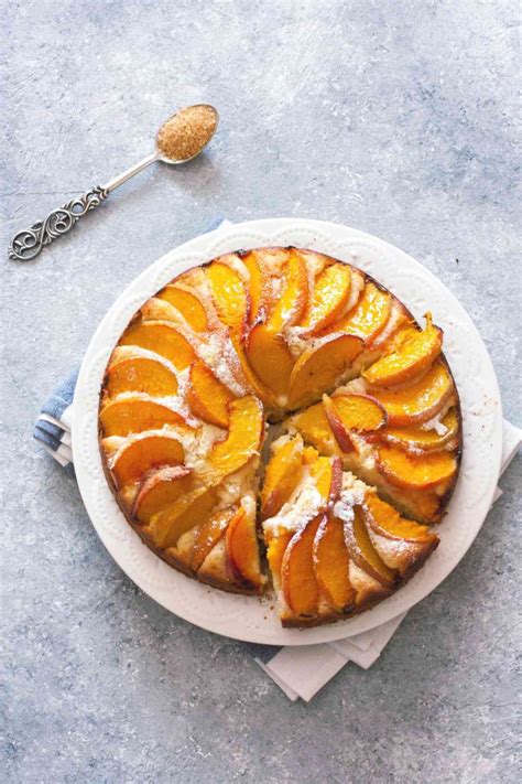 Zutaten für einen Nektarinen-Käsekuchen: Quark, Eier, frische Nektarinen, Butter, Vanille