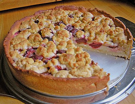 Zutaten für einen klassischen Pflaumenkuchen mit Pudding und Streusel