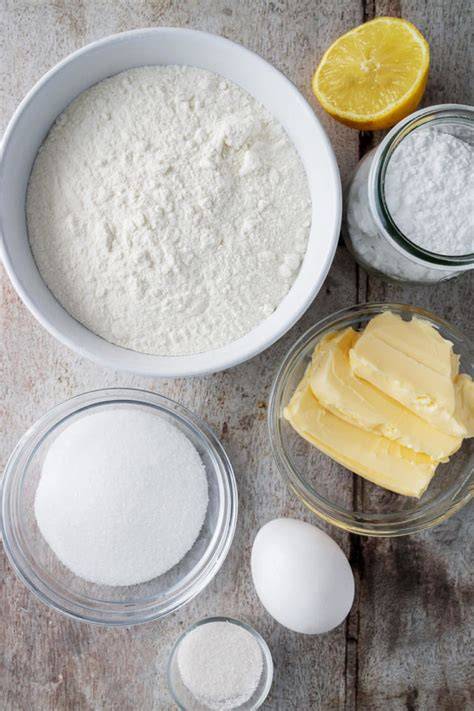 Zutaten für einfache Kekse: Butter, Zucker, Eier, Mehl, Vanillezucker