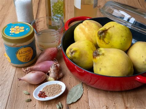 Zutaten für eingelegte Quitten in Honig, Vanille und Limetten