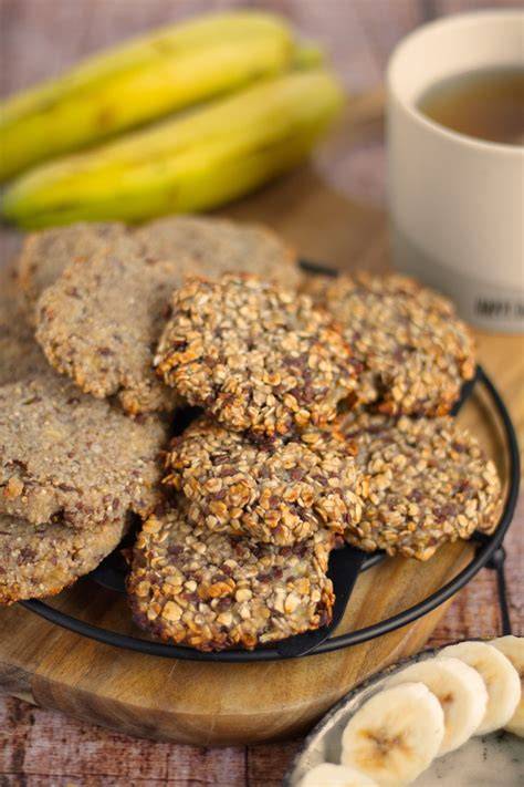 Zutaten für gesunde Frühstückskekse: Haferflocken, Nüsse, Trockenfrüchte, Bananen
