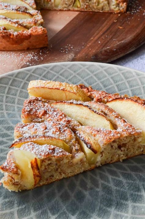 Zutaten für glutenfreien Apfelkuchen ohne Zucker: Buchweizenmehl, Mandeln, Äpfel, Datteln