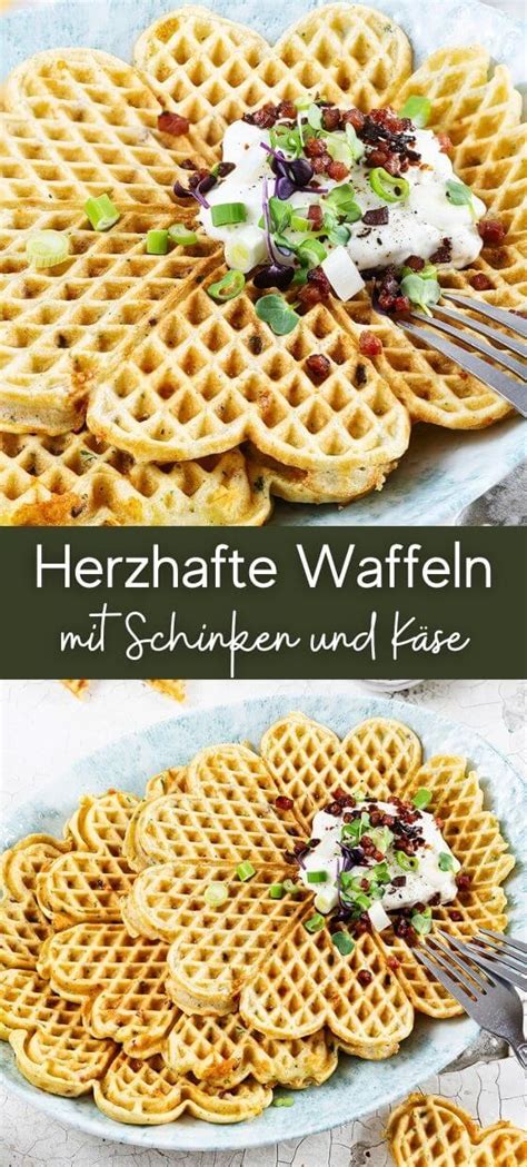 Zutaten für herzhafte Waffeln: Mehl, Eier, Butter, Käse, Schinken, Kräuter und Gewürze