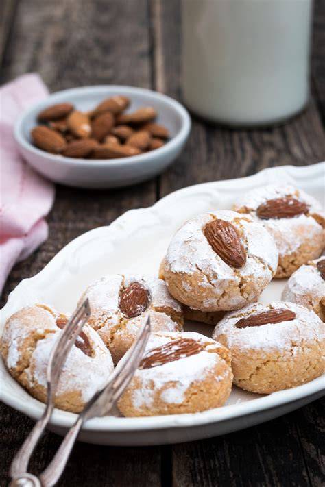 Zutaten für italienische Mandelkekse: Mandeln, Marzipan, Amaretto, Puderzucker
