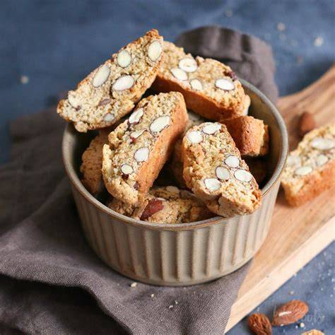 Zutaten für klassische Cantuccini: Mehl, Mandeln, Eier, Zucker