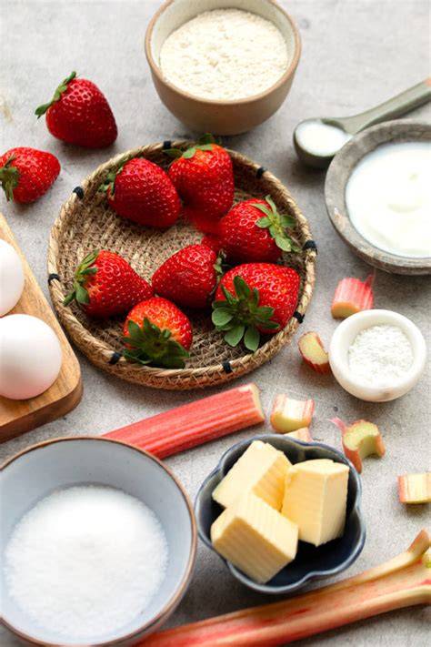Zutaten für klassische Kuchenrezepte - Aprikosen, Mandeln, Rhabarber, Eier, Butter