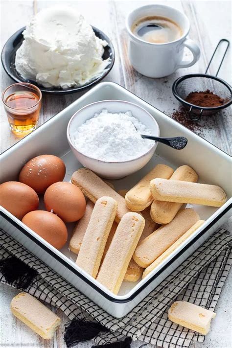 Zutaten für klassisches Tiramisu (Mascarpone, Eier, Espresso, Amaretto, Löffelbiskuits)
