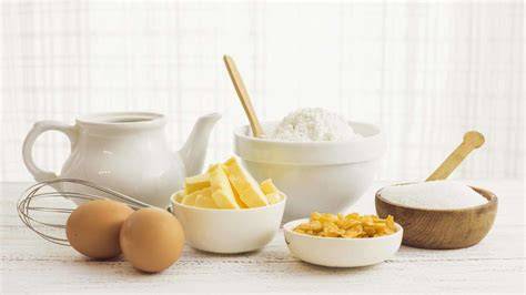 Zutaten für kubanische Desserts wie Guave, Yuca, Mais, Eier, Zucker